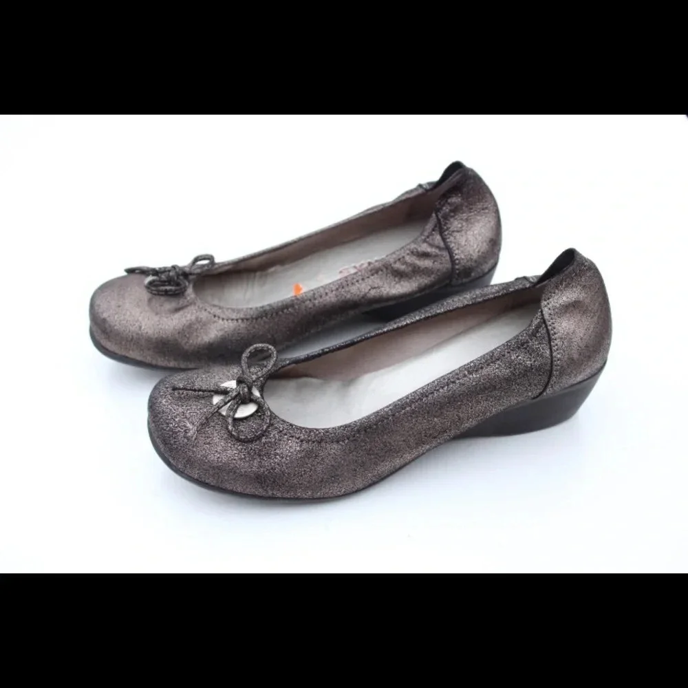 Sabrinas low wedges